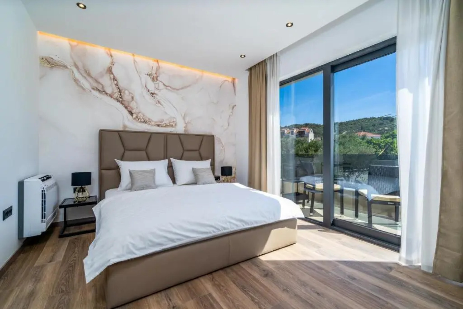 NEW! Villa Lady Maris with heated private pool, 5 en-suite bedrooms, 70m from beach