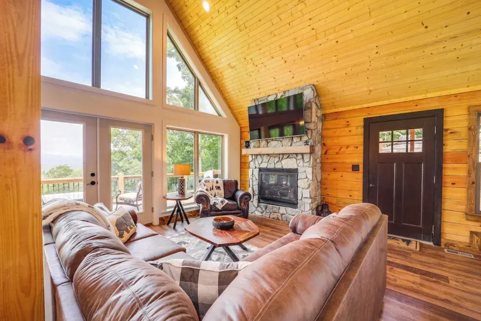 Mountain-view Fleetwood Retreat w/ Deck & Grill