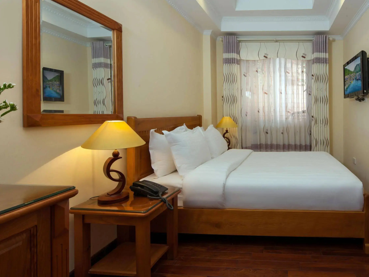 Lucky 3 Hotel & Travel