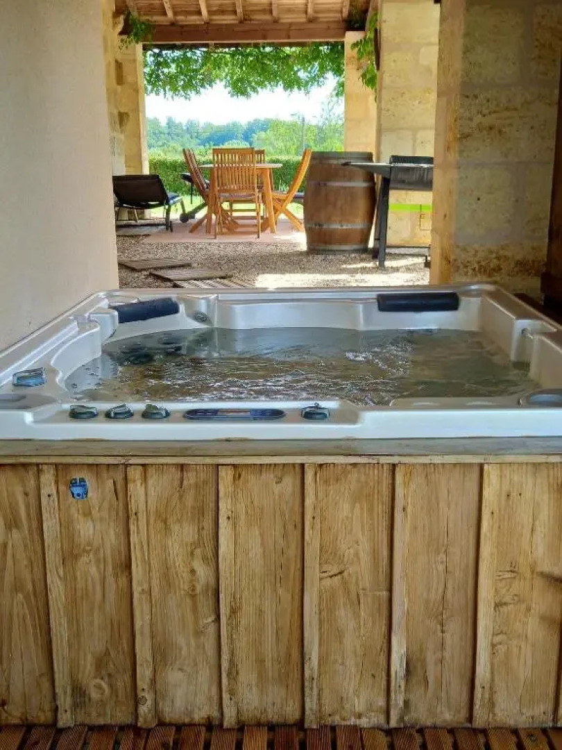 Maison de 2 chambres avec jacuzzi jardin clos et wifi a Saint Ciers de Canesse