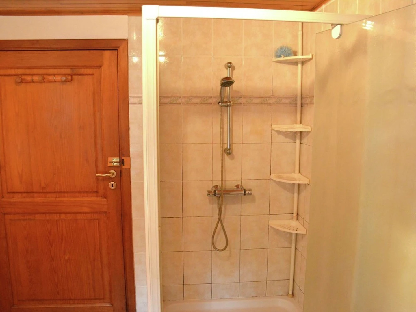 Quaint Chalet in Hannut with a Pond