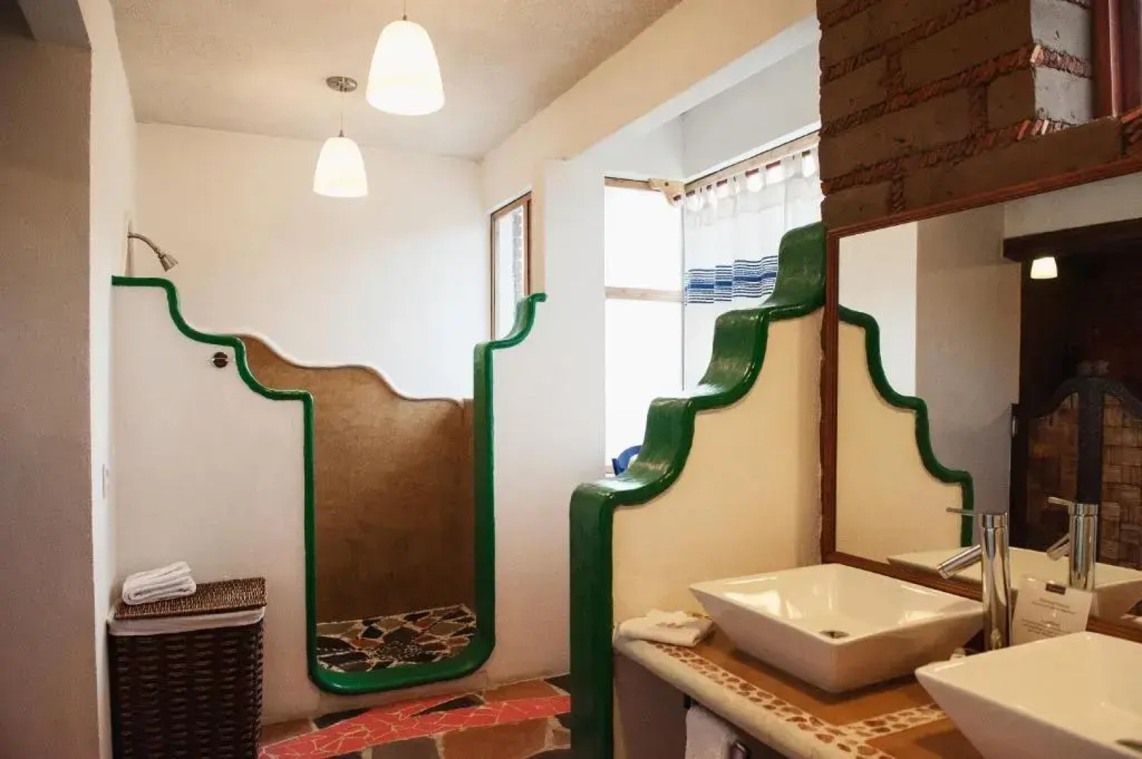 Paradise Hotel Boutique & Lounge