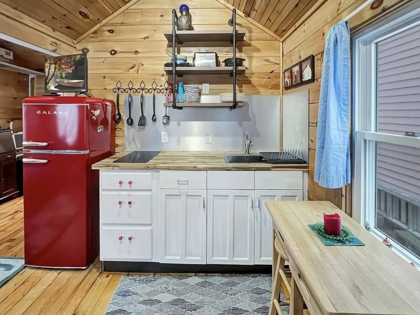 Captain's Quarters, Close To Downtown Ogunquit 1 Bedroom Cottage by RedAwning