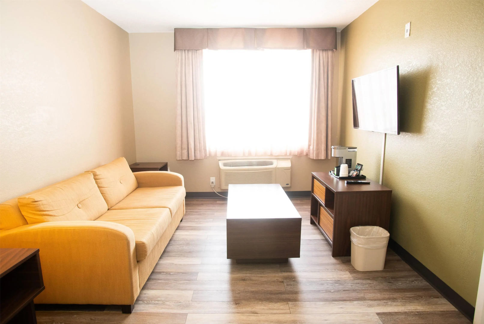 Super 8 by Wyndham Mississauga