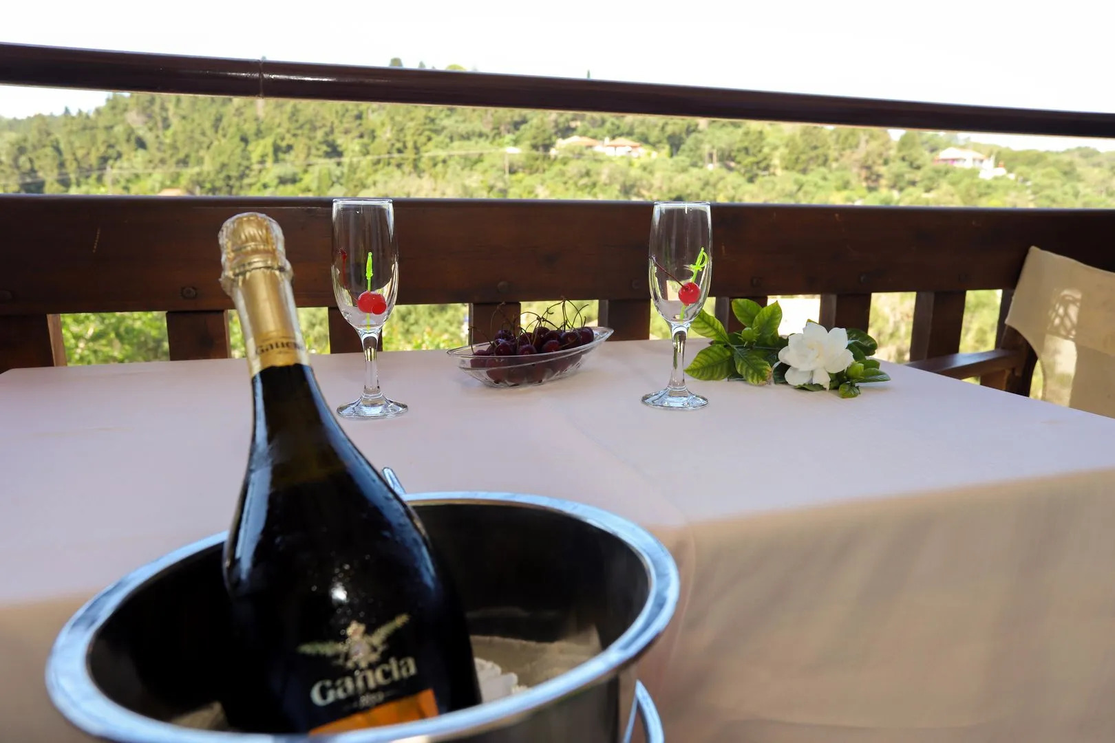 Bastas Hotel & Studios