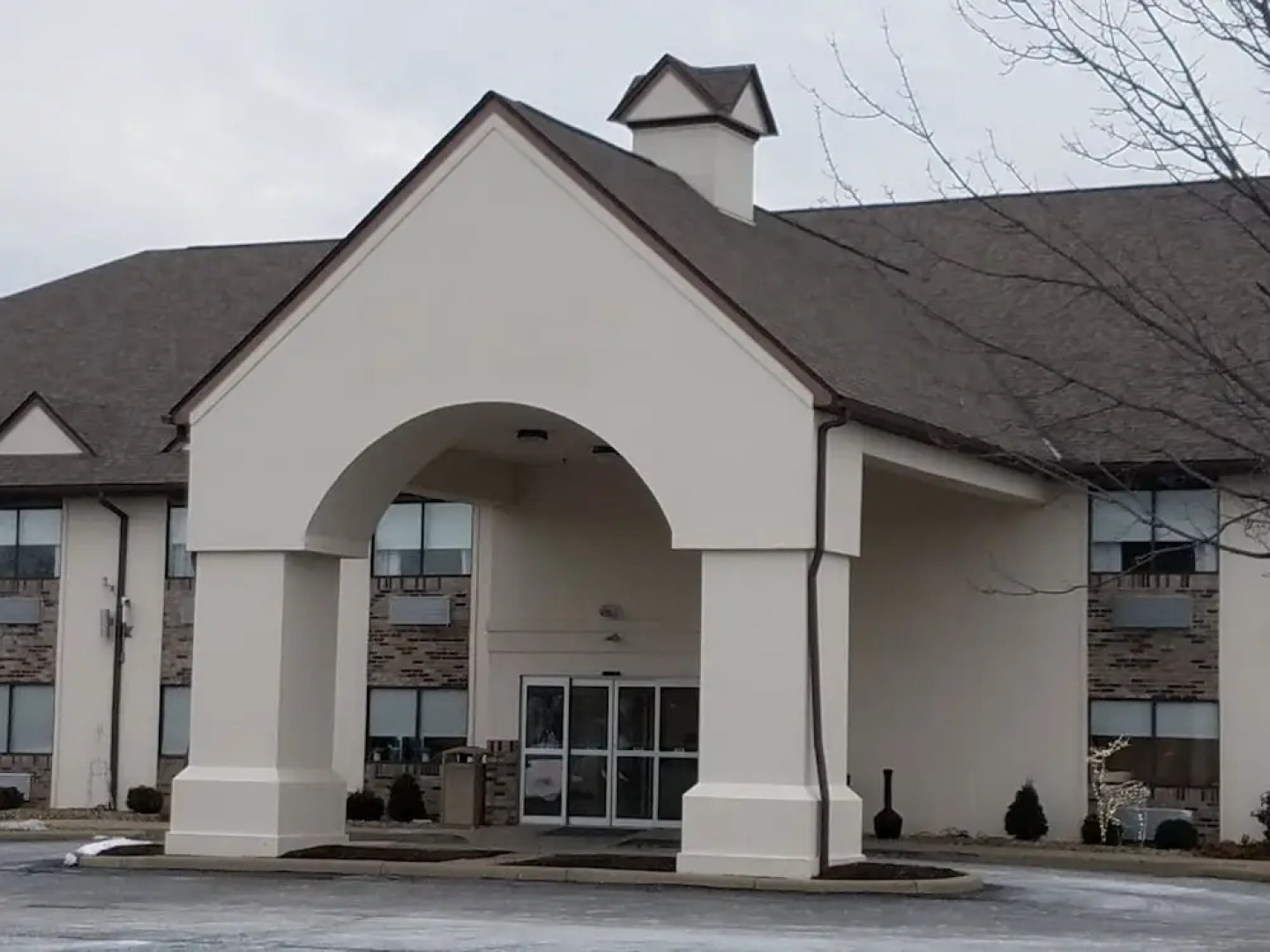 Schoenbrunn Inn & Suites