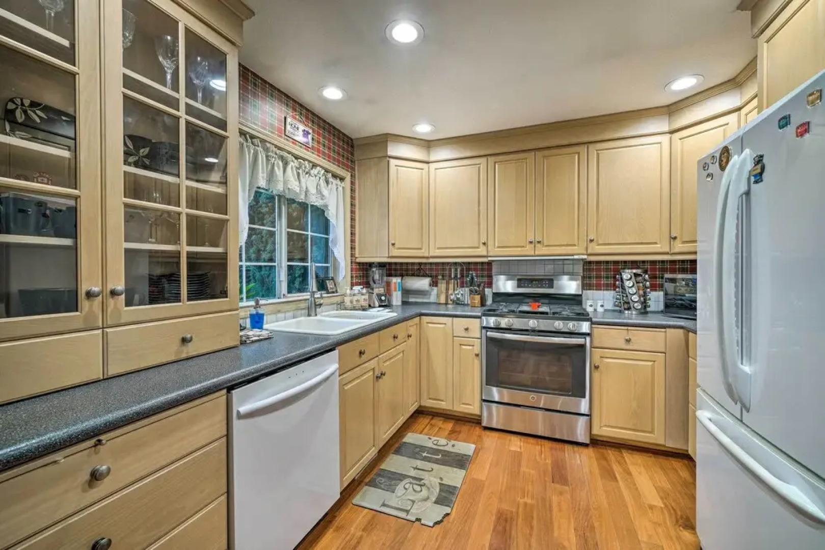 Charming Vancouver Home - Patio & Fire Pit!