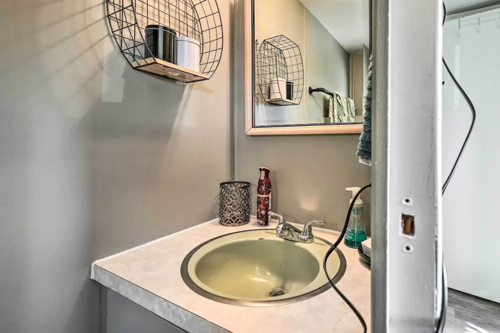 < 1 Mi to Lake Havasu: Pet-friendly Home