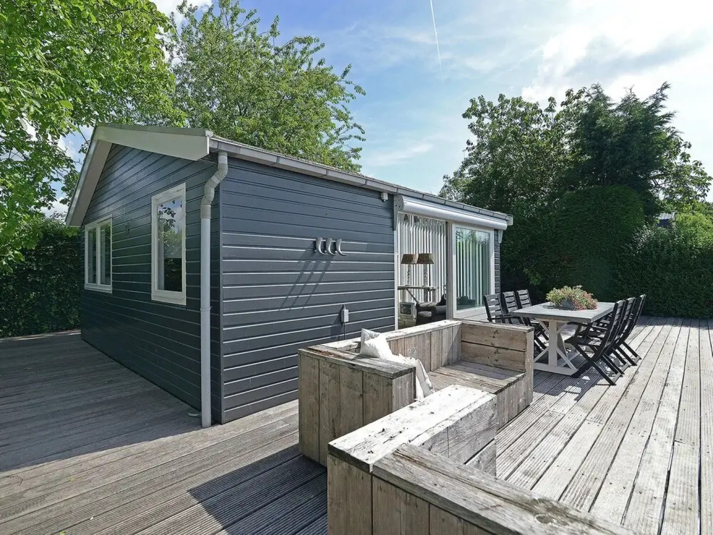 Stylish Bungalow With Gorgeous Location on Reeuwijk Lake