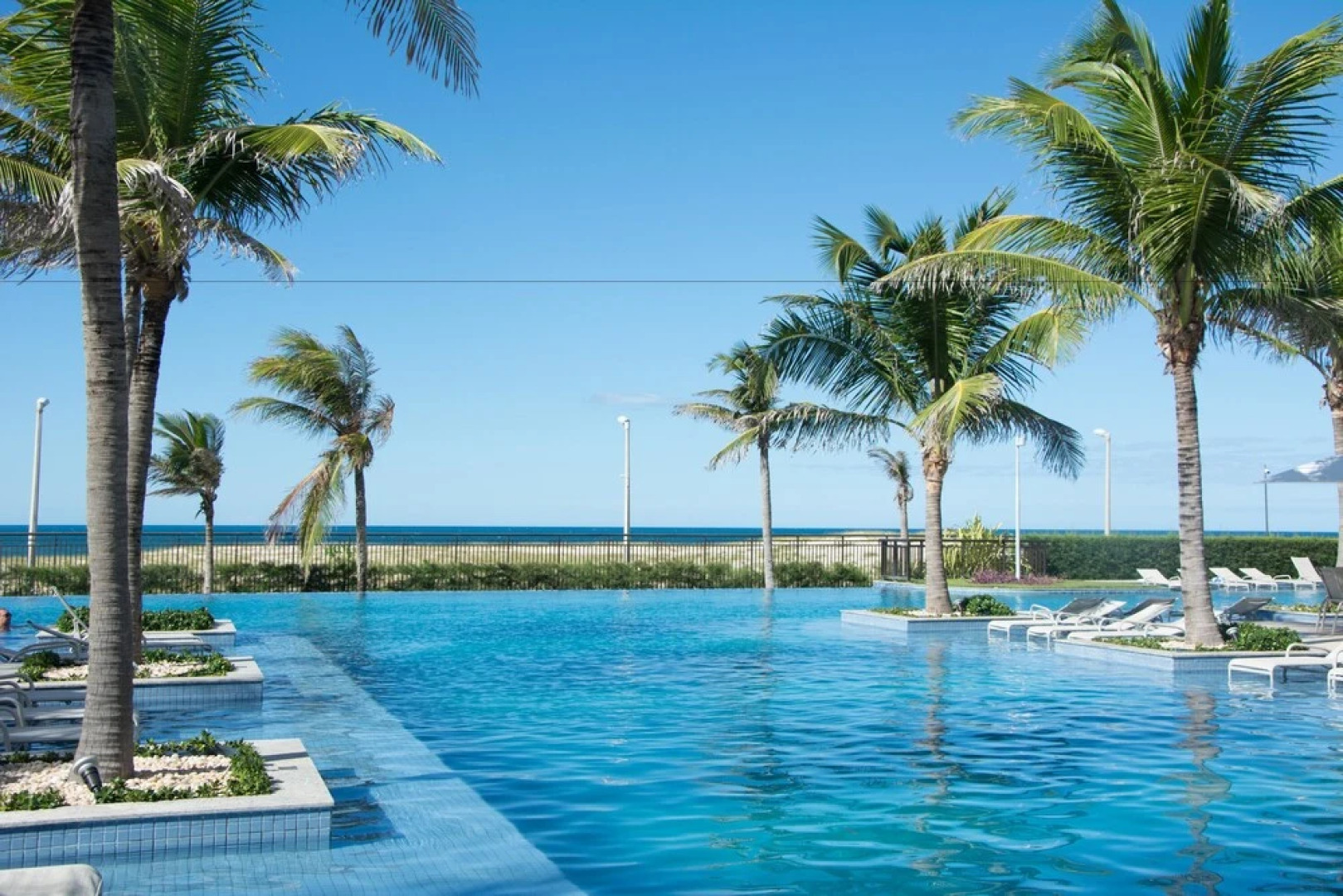 ML103 Luxuoso apartamento de 3 suítes no Mandara Lanai