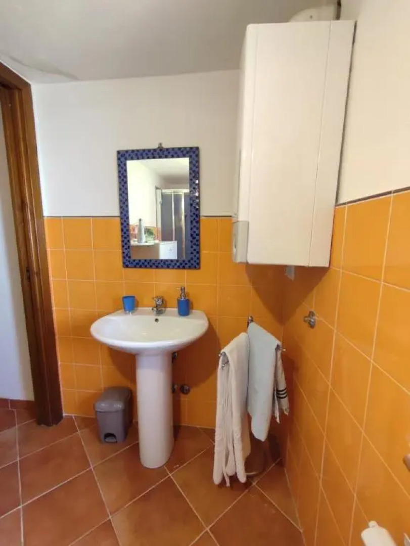 Logement avec parking et terrasse devant la maison, très jolie vue