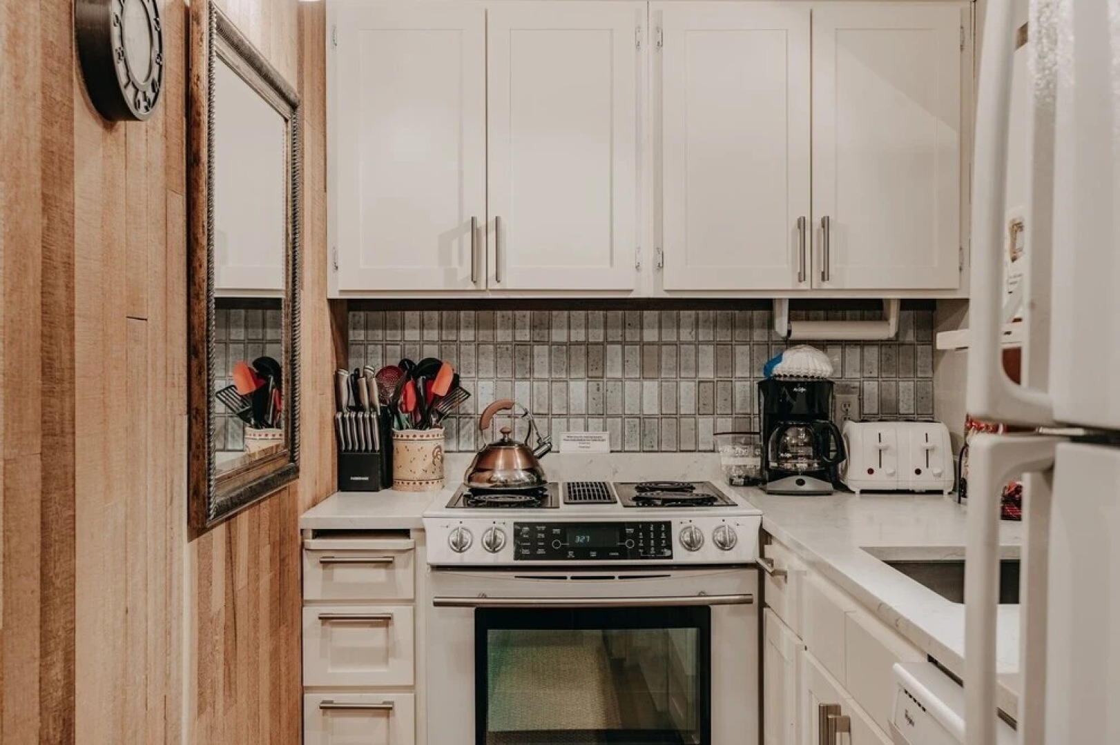 84sw - Sauna - Soaker Tub -  Fireplace - Sleeps 6 2 Bedroom Home by RedAwning