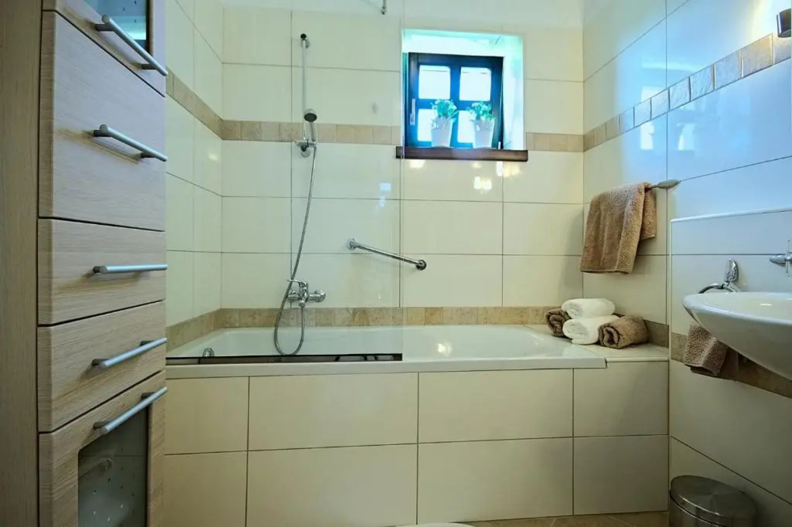 Beautiful Villa In A Quiet Area, With Enclosed Garden, Private Swimming Pool And Outdoor Kitchen