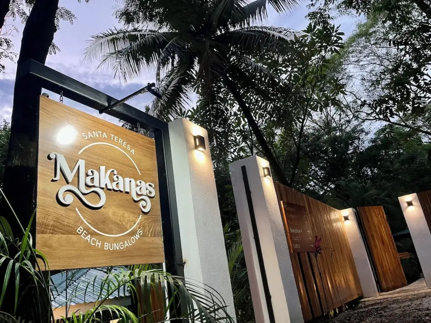 Makanas Beach Bungalows