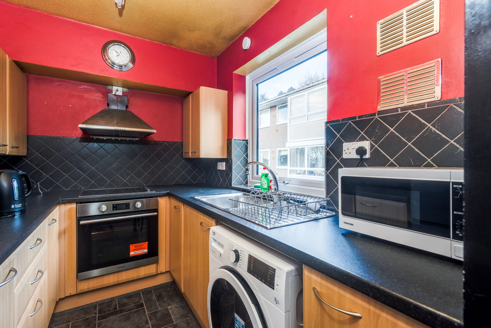 Top-Floor Bright & Sunny 3-Bedroom Flat (sleeps 4)