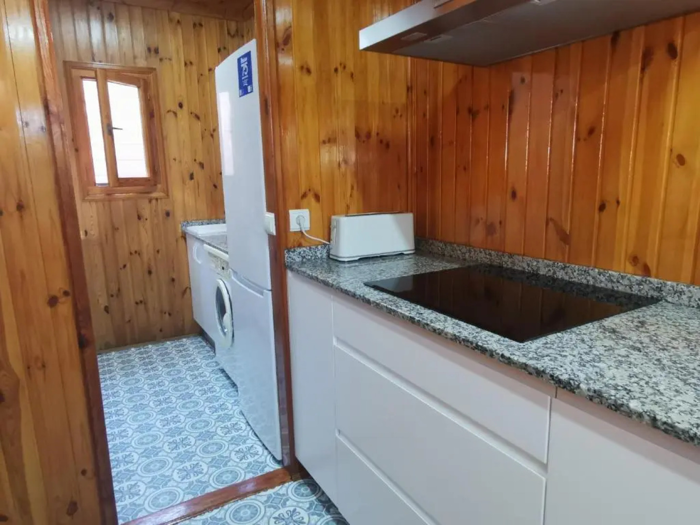 Bungalow con piscina en camping privado cerca de la playa de Torre del Mar Ideal familias