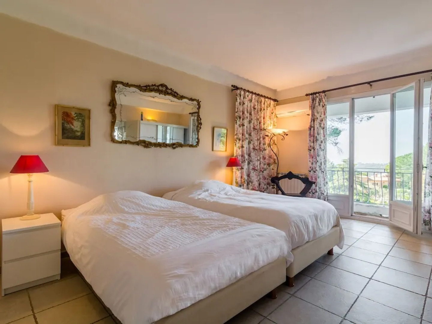 Spacious Villa in La Gaude With Swimming Pool