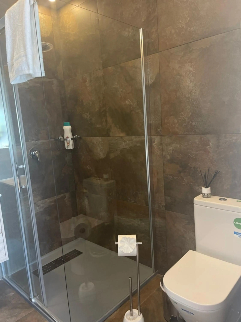 Habitación cama de matrimonio con baño privado