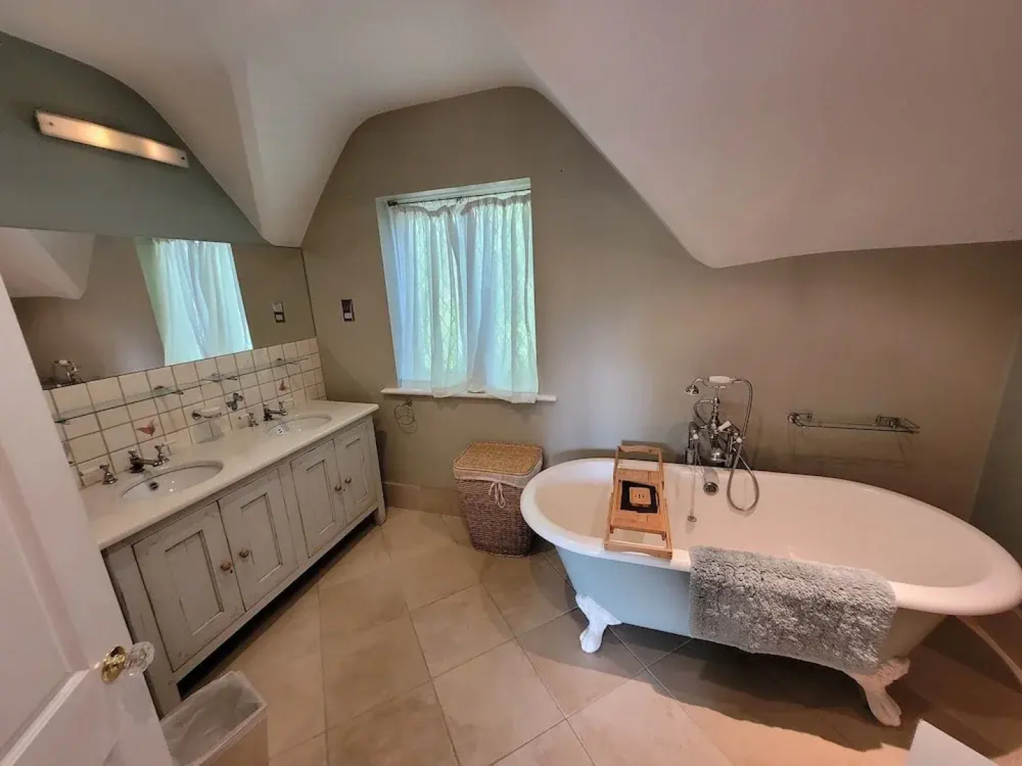 Remarkable 8 Bed Family House Sleeping 16 w/ Pool