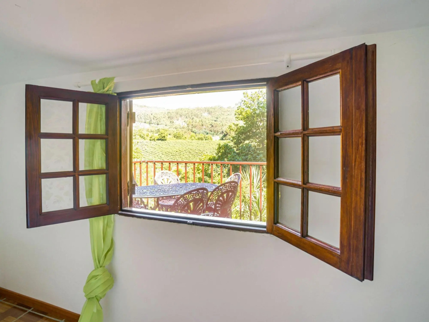 Cottage With Shared Pool