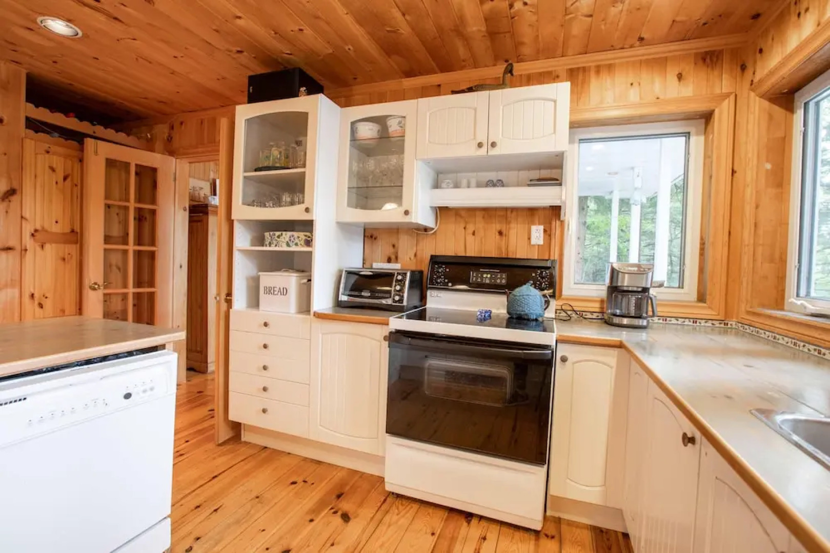 Wildflower Cottage A Fantastic boat access family cottage with a spectacular 500' of waterfront!