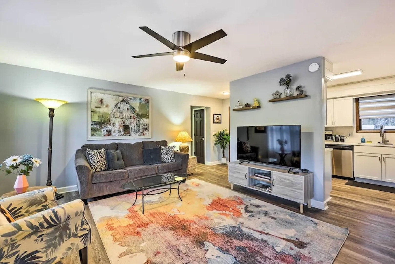 Holiday Island Home: Mountain View + Hot Tub!