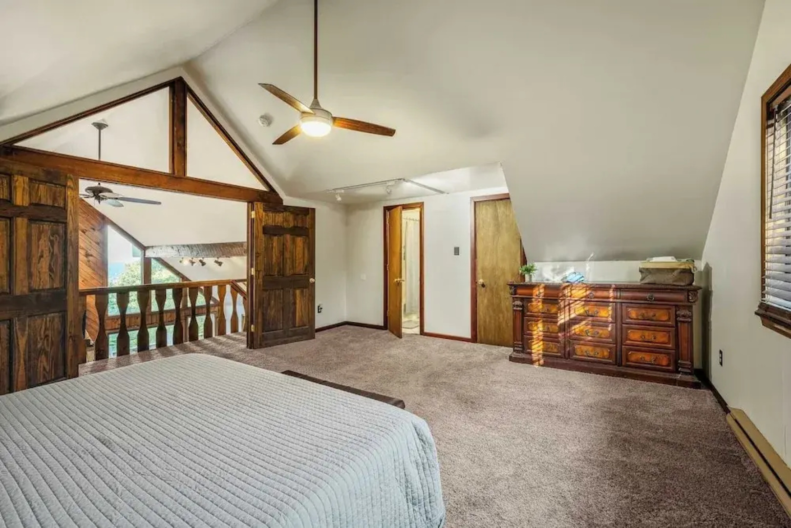 Sky View Chalet by Avantstay Stunning Interior, Spacious Deck, Hot Tub, & View
