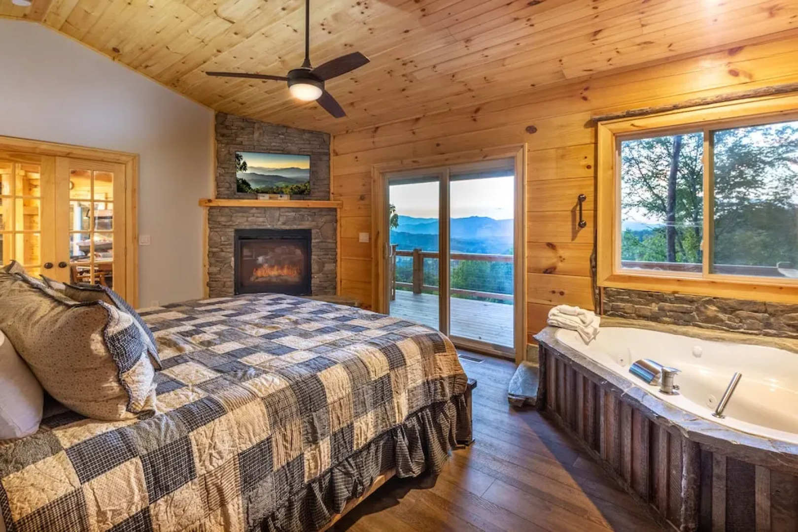 Stunning 2BR Cabin with Mountain Views