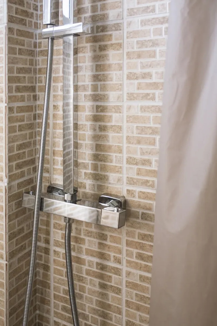 Sun-splashed Skyline Apt