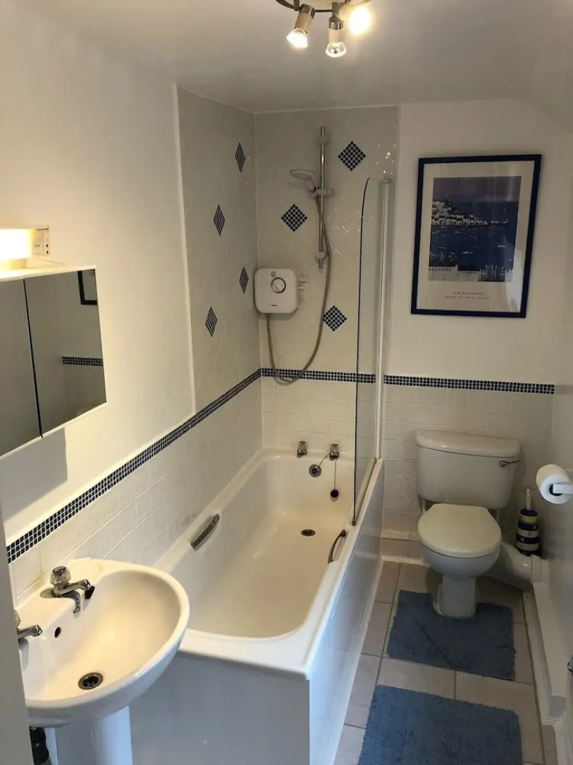 Cottage Sleeps3-fireplace-balcony-garden-mountain