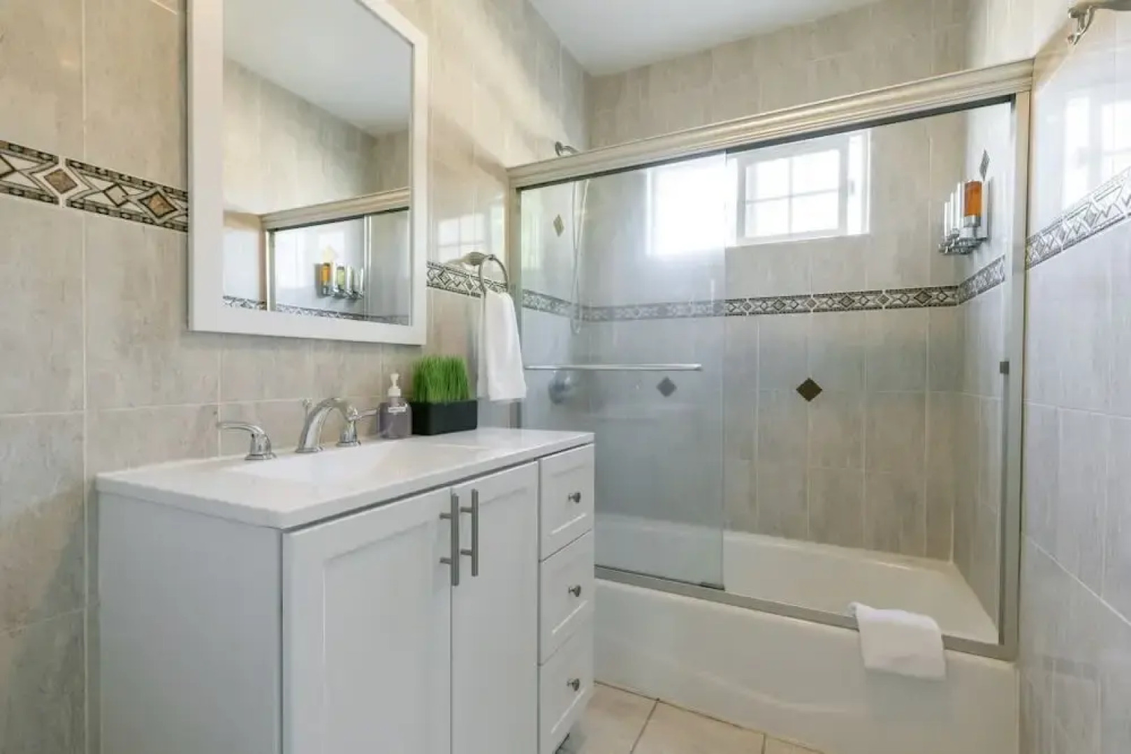 Charming Spacious Home - Modern Comforts, Prime Location