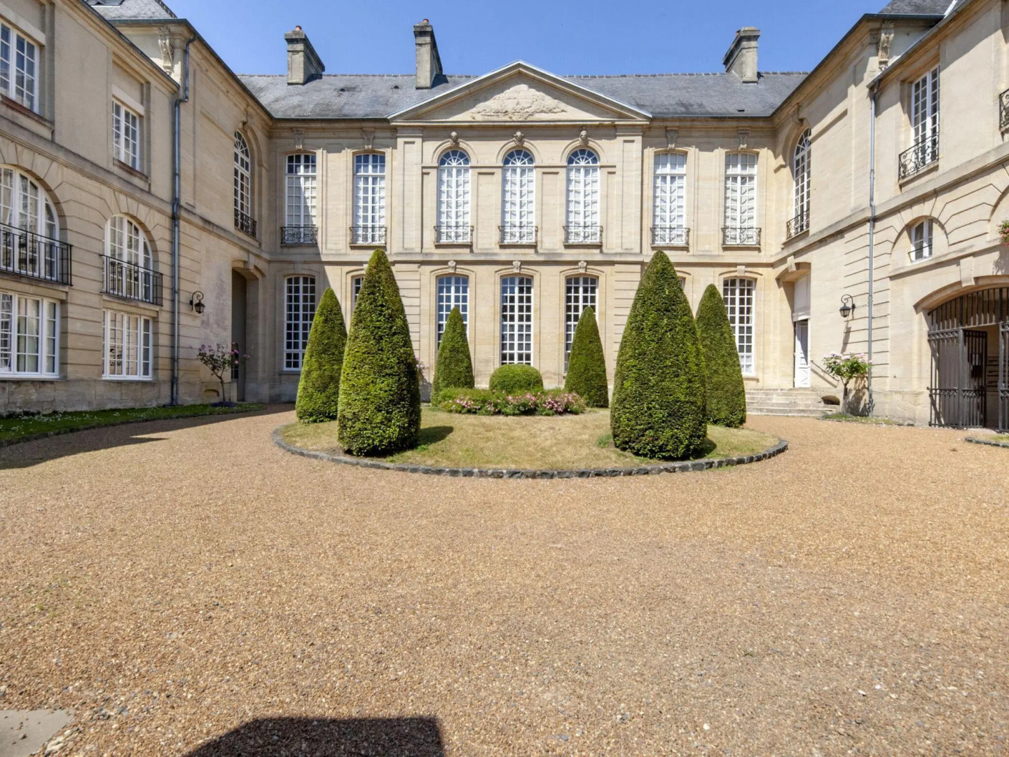 Heritage Apartment in Bayeux near Museum of Art