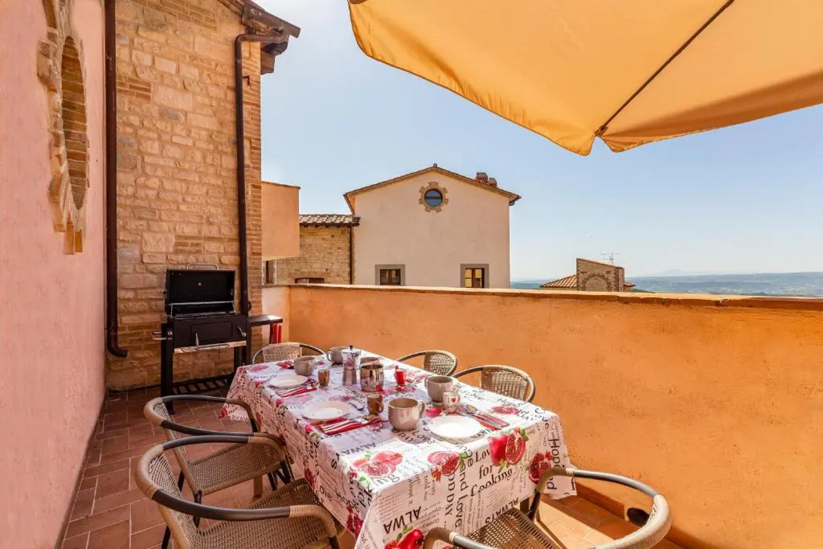 Bright Apt With Terrace and Shared Pool