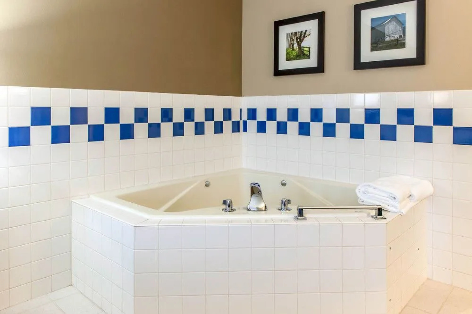 Holiday Inn Express And Suites Napoleon