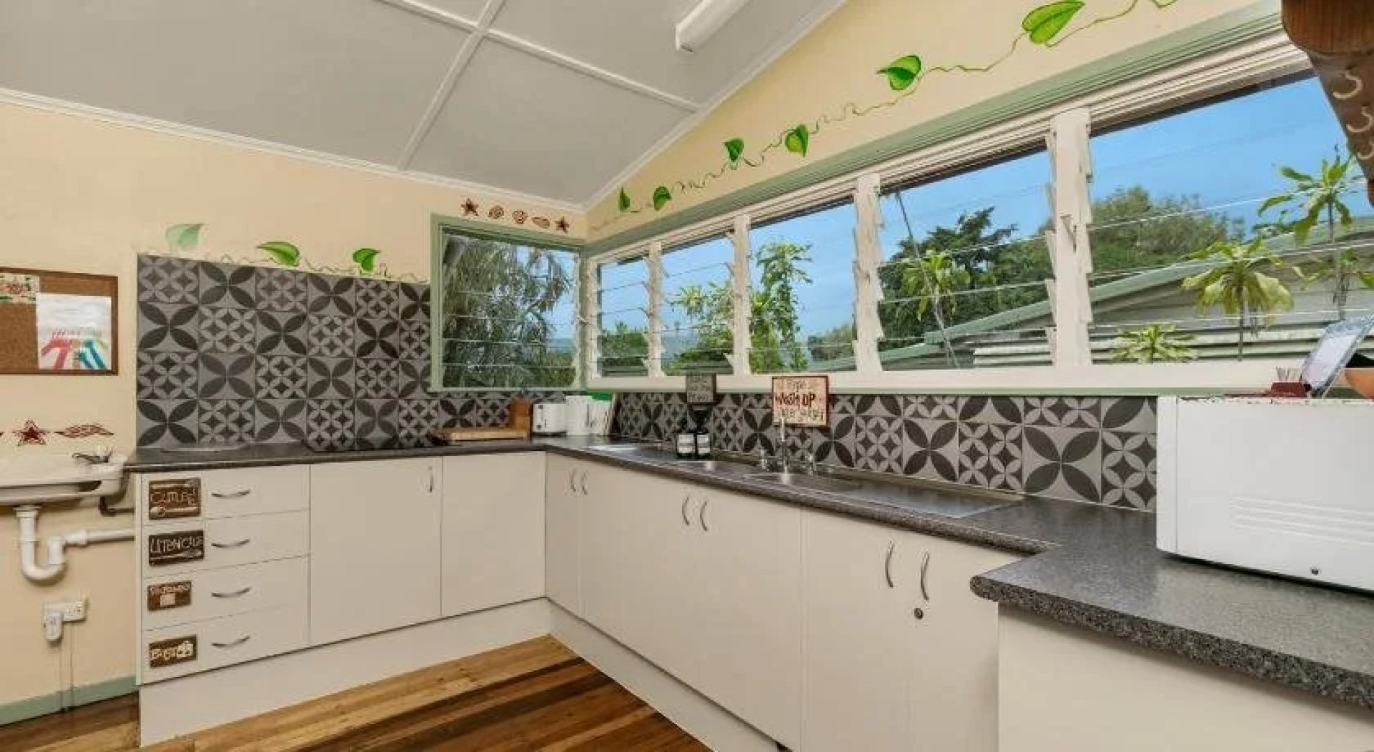 Tropic Days Backpackers