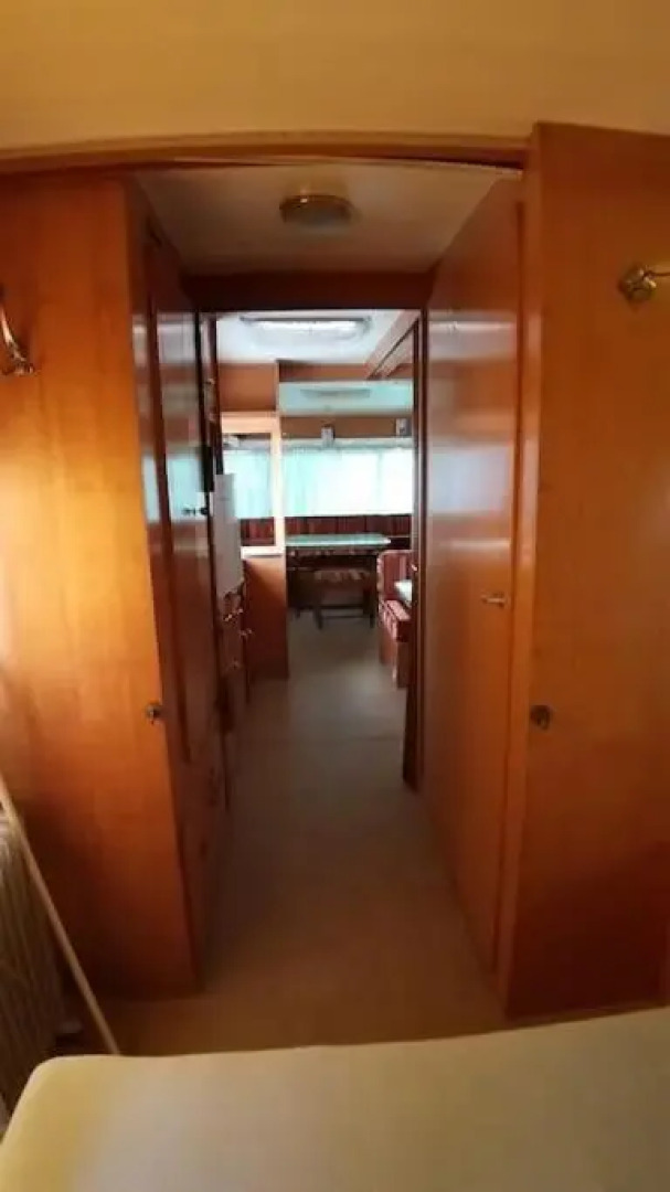 Geräumiger Wohnwagen unter Bäumen neben Mur-Stausee