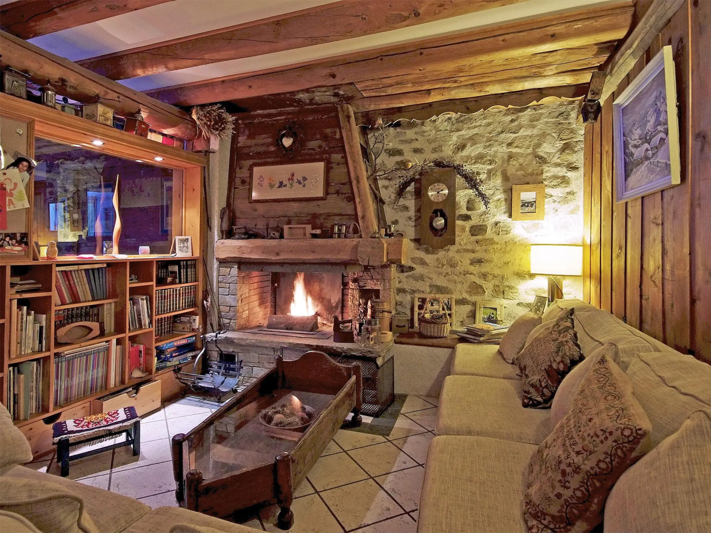 Superb Savoyard traditional chalet located 500 m from the slopes