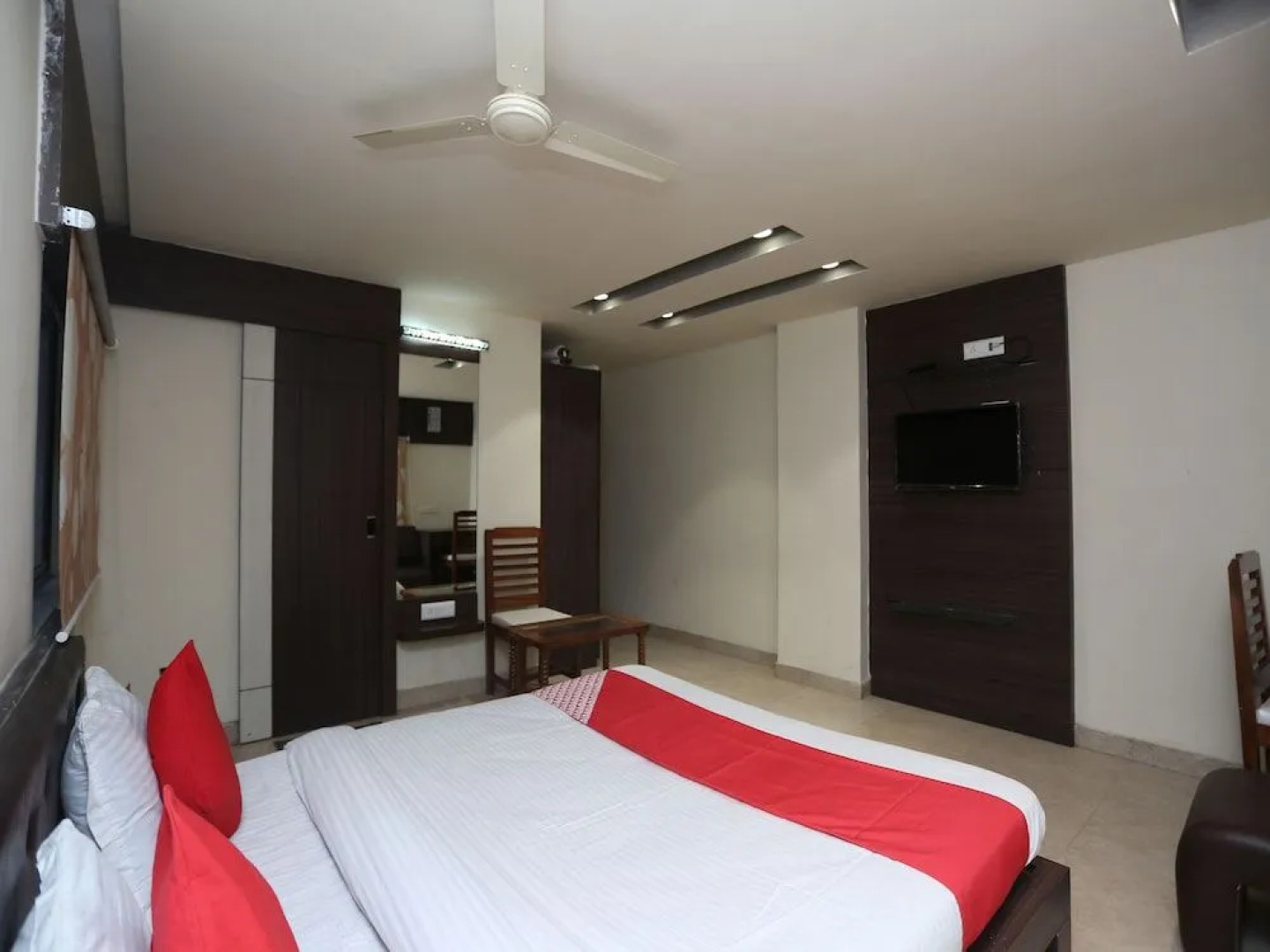 OYO 27725 Hotel Crown Plaza