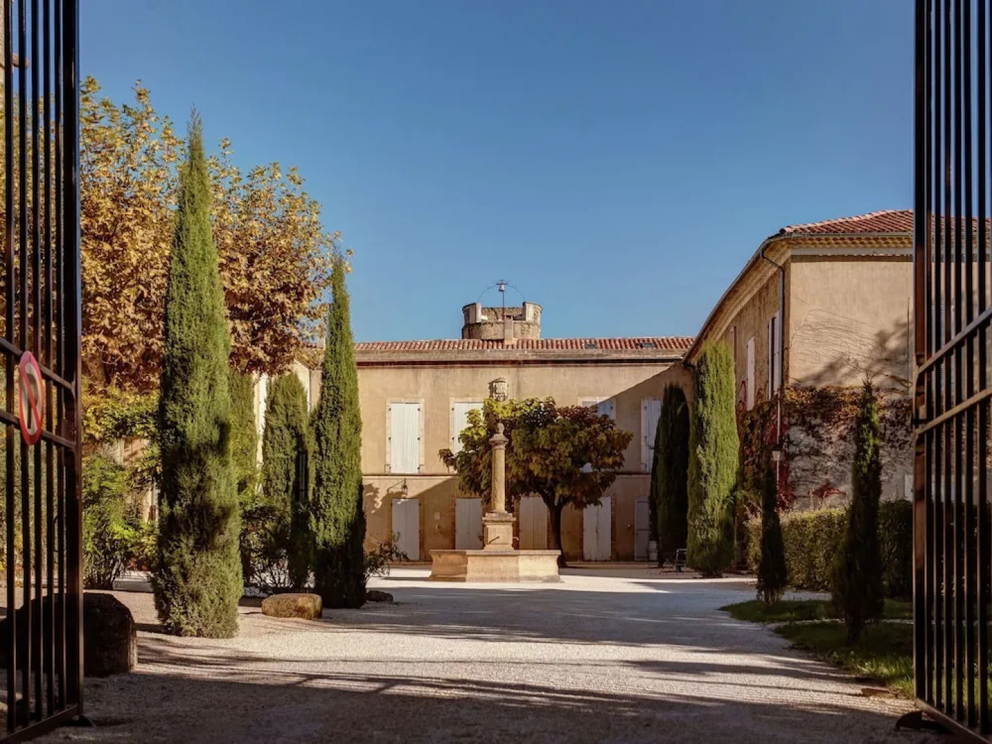 Spacious Castle in Jonquières With Swimming Pool
