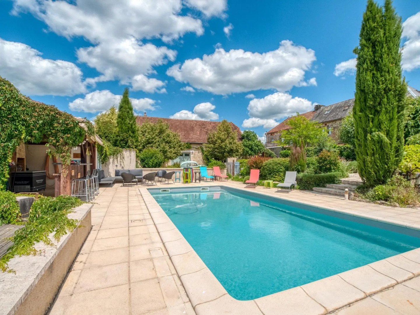 Garden-View Holiday Home in Dégagnac with Jacuzzi