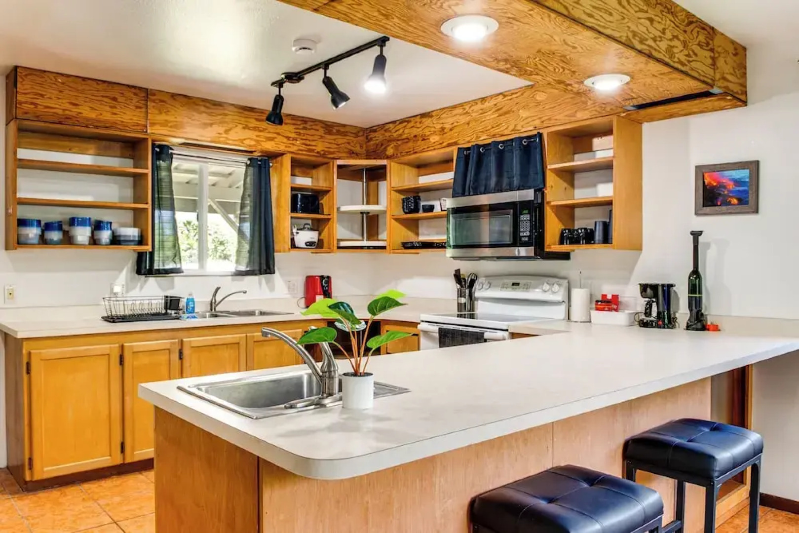 4 Mi to Beach: Keaau Retreat w/ Relaxing Porch!