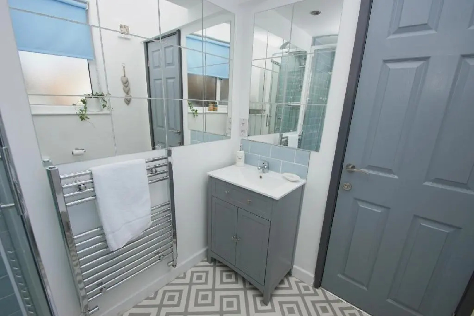 Air Host and Stay - Apartment 1 Broadhurst Court sleeps 4 minutes from town centre