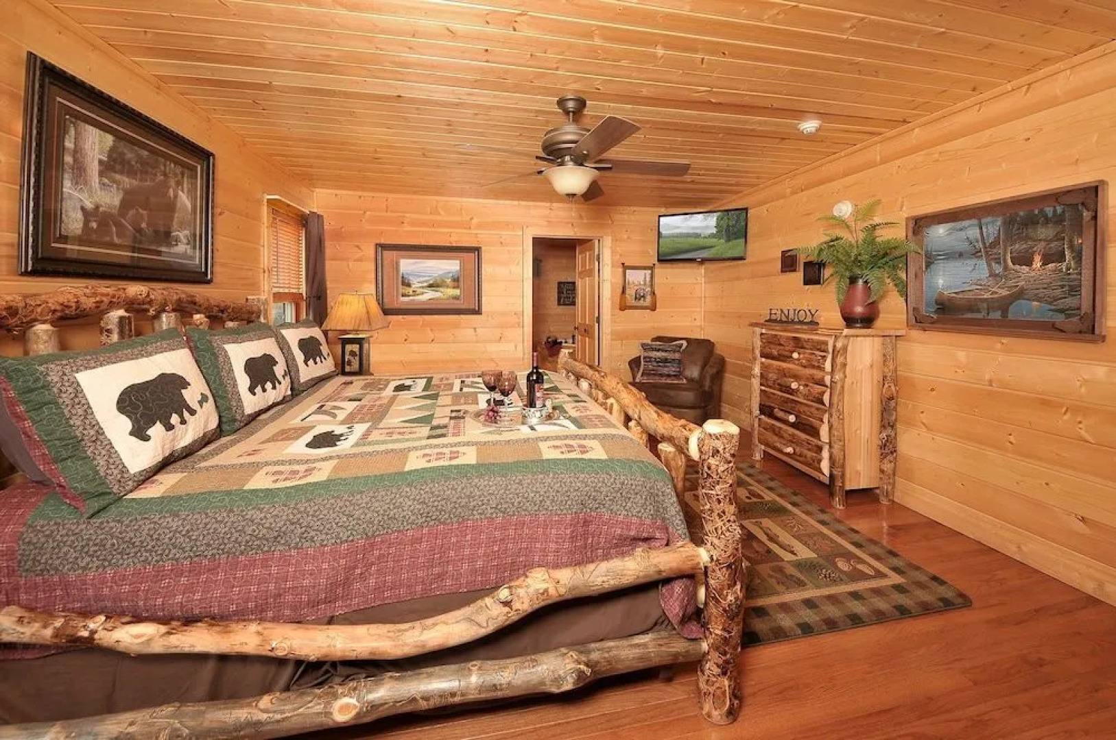 Majestic Sunset - 4 Br cabin by RedAwning