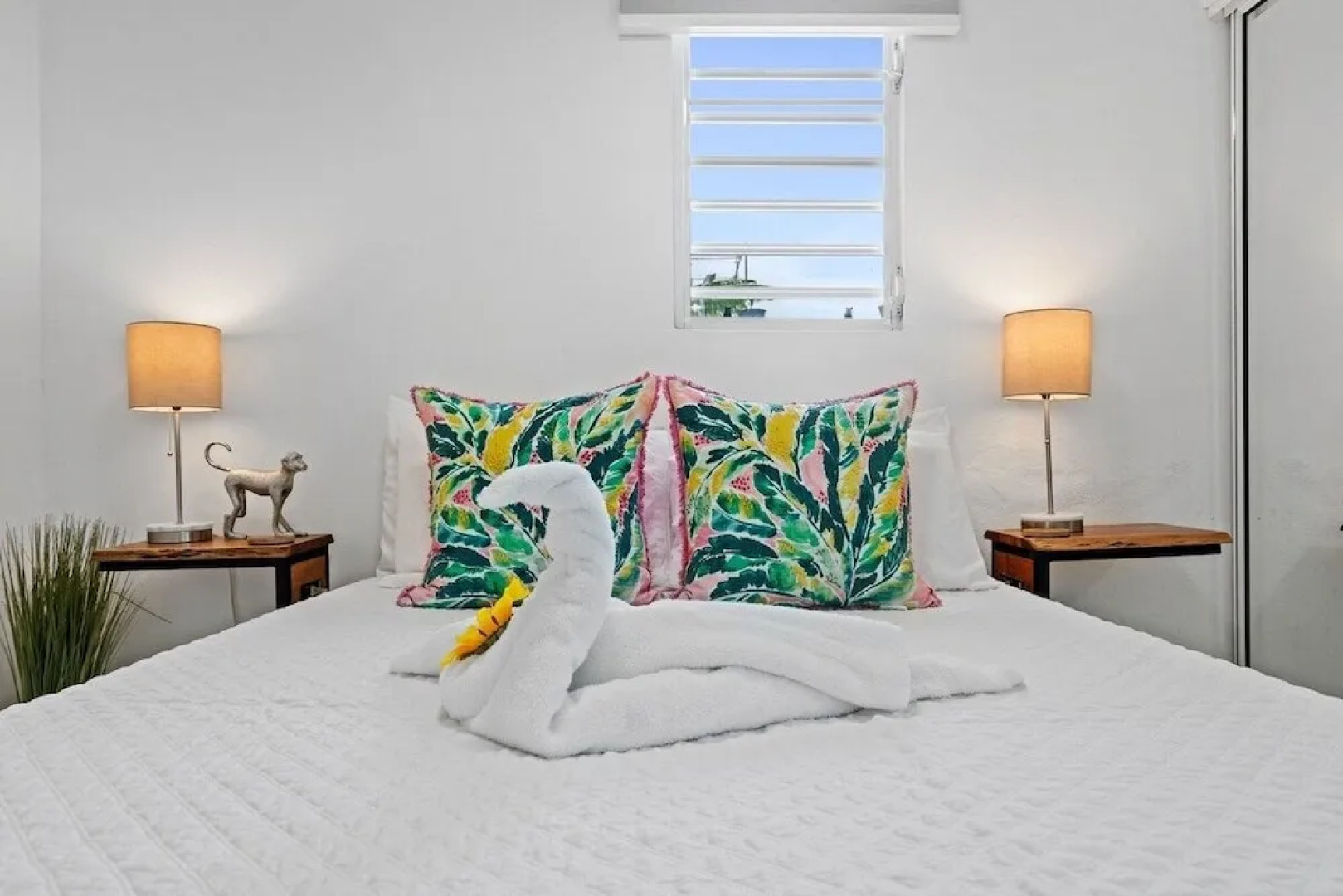 Walk to Beach or Swim in the Pool, 4 Bedrooms 4 Home by Redawning