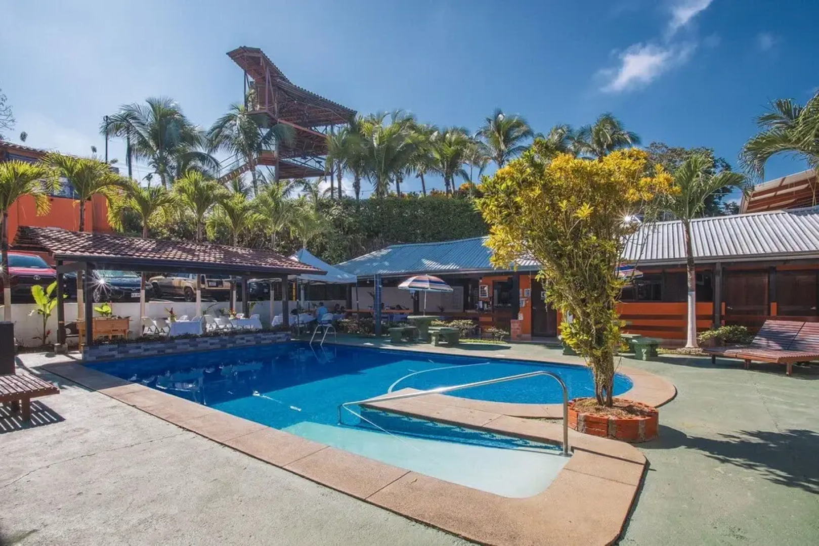 Hotel & Canopy La Hacienda