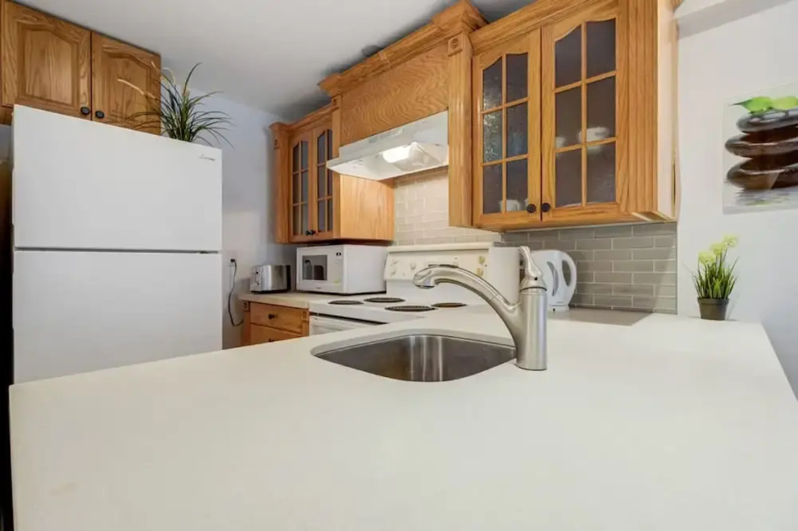 Comfortable Whitby 2 Bedroom Lower Suite