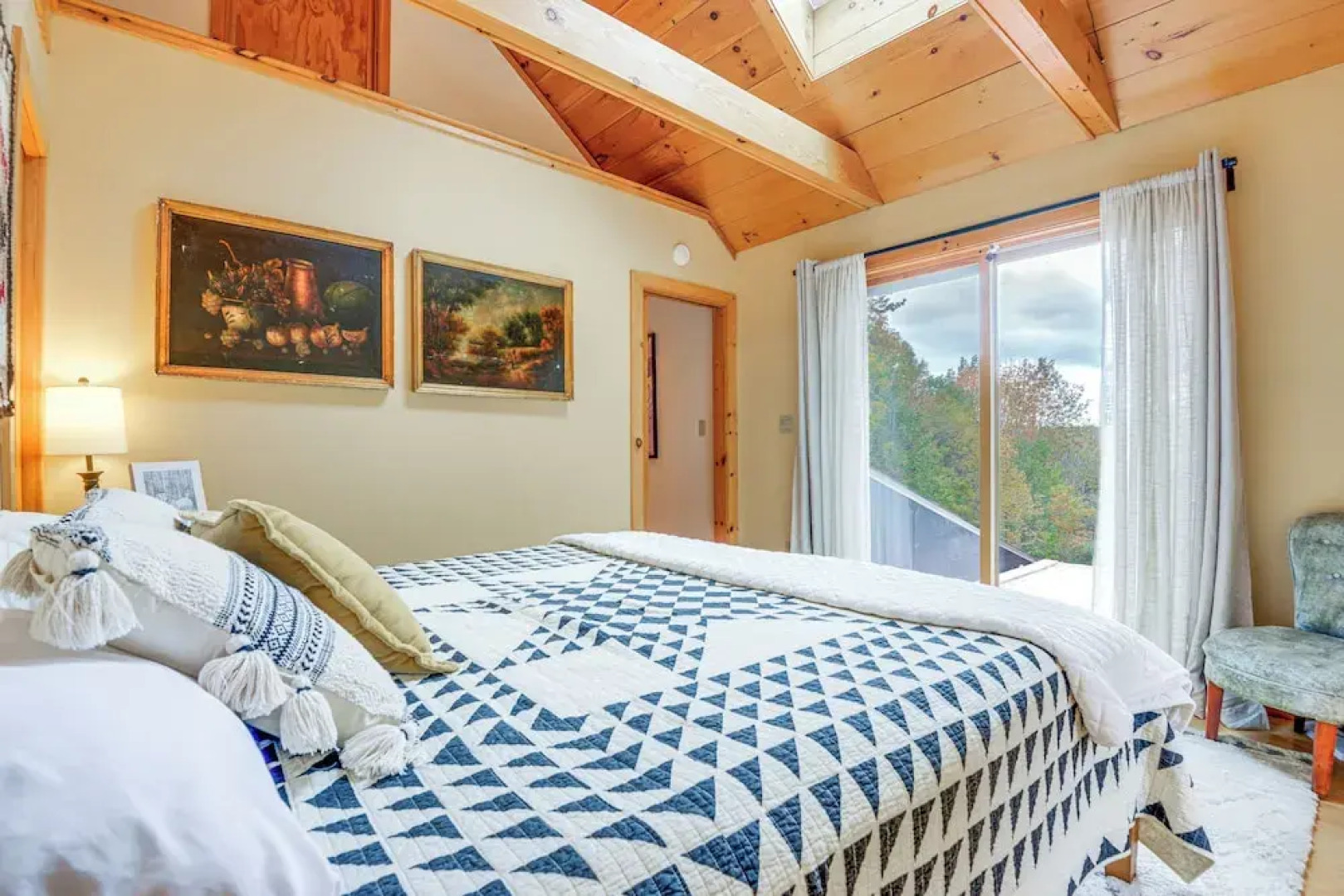 Storybook Stratton House: 3 Mi to Mount Snow!