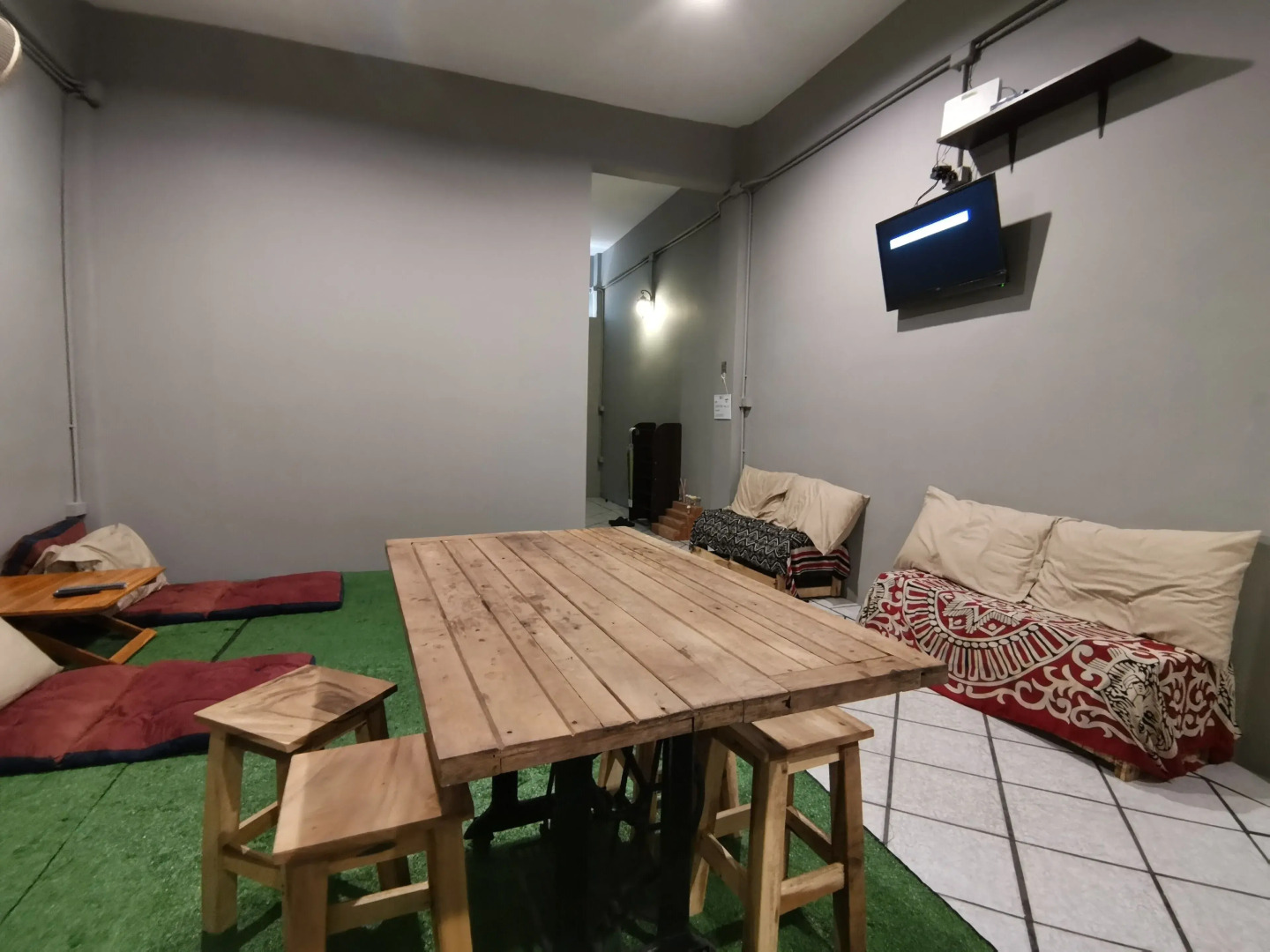 8 Sleepers Street Hostel