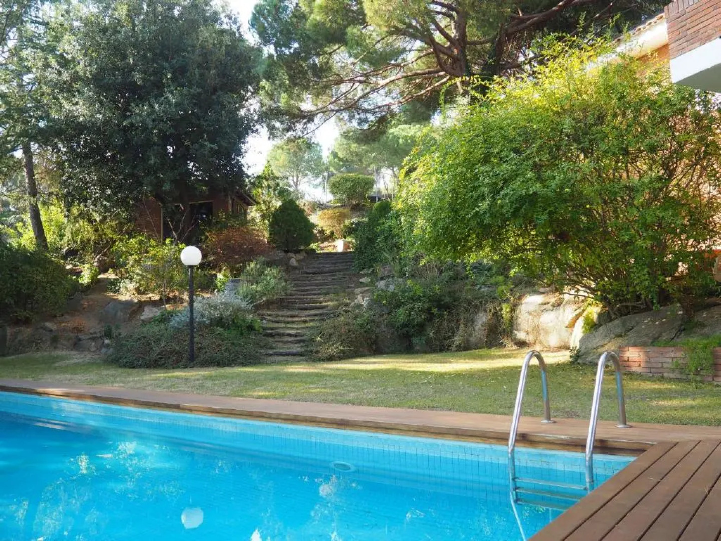 apartamento aislado jardín y piscina