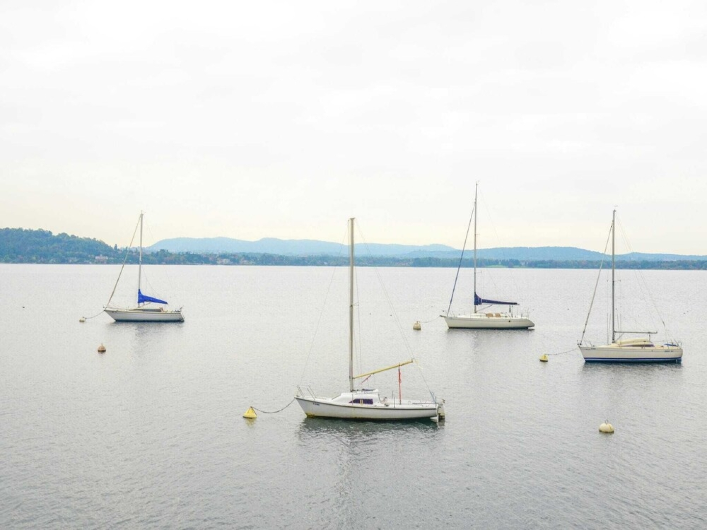 Lakeside Flat With Swimming Pool and air Conditioning